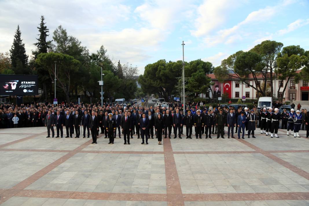 Atatürk’ü minnetle anıyoruz! Türkiye’de saat 9’u 5’geçe hayat durdu 15